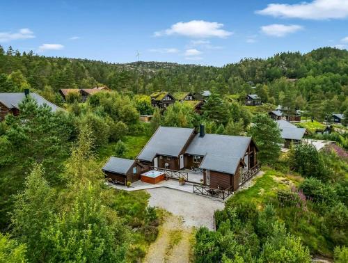 Kvinesdal House | Cabin With Jacuzzi And Stream In Krågeland