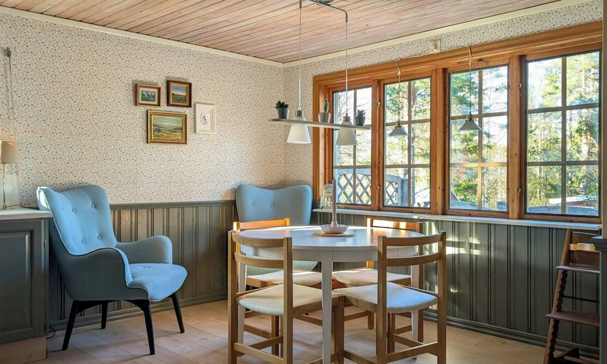 Trehorningsjo House | Cabin with lake views and jacuzzi in northern Sweden