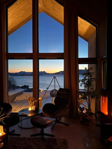 Klakksjorda Ski Chalet | Cabin with sea view
