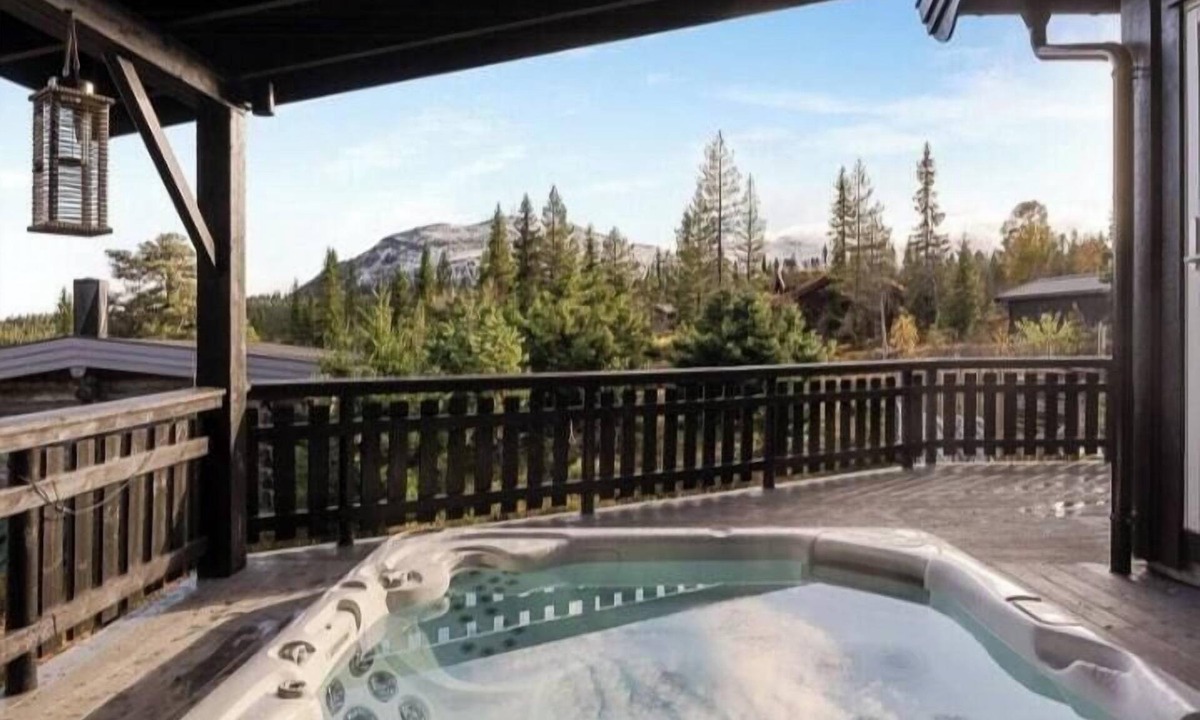 Mælem House | Cabin with ski-in/out and hot tub in Fageråsen