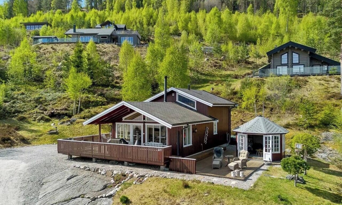 Nissedal House | Cabin with two living rooms by Lake Nisser