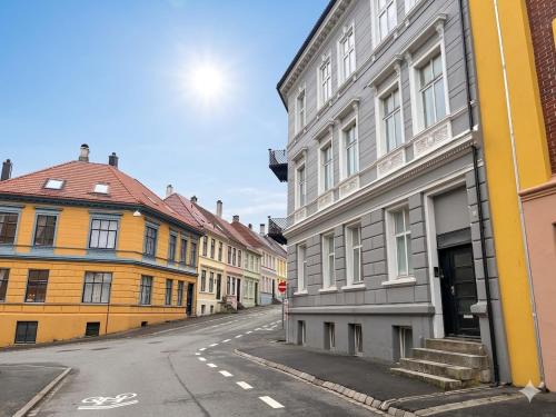 Nygard Apartment | Calming city living in Nygårdshøyden with Mountain view