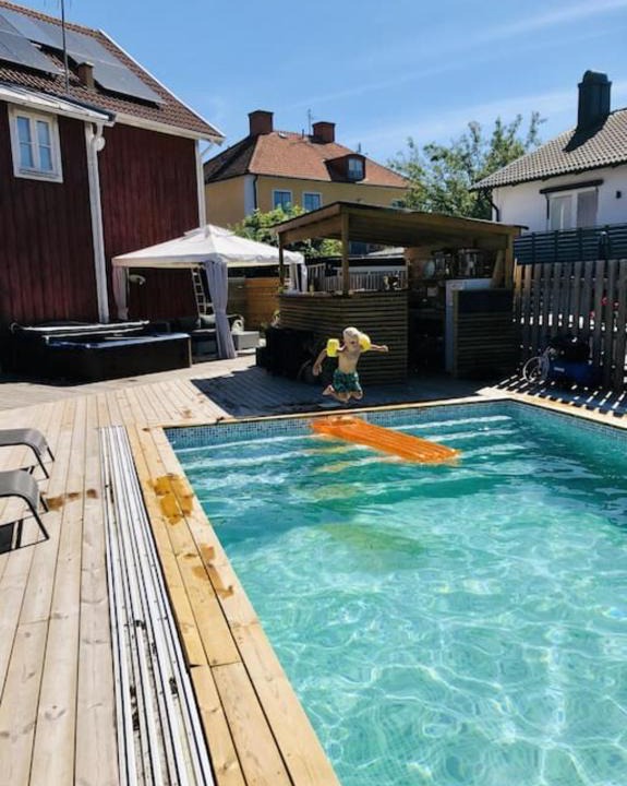 Kalmar Villa | Central villa med extra allt. Pool, Bastu, Utekök