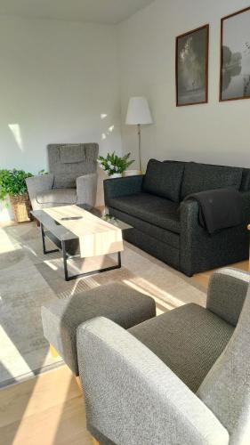 Tapiola Apartment | Centrally-located apartment next to shopping center & Metro