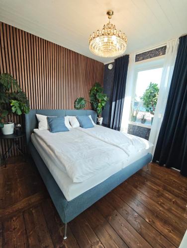 Sala Apartment | Centralt gästhus i Sala med kök, trädgård & Wi-Fi