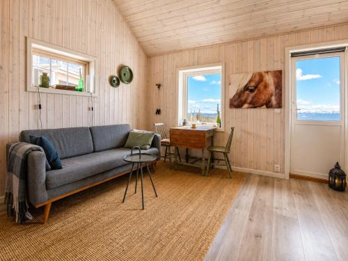 Kamben House | Charming cabin with a view