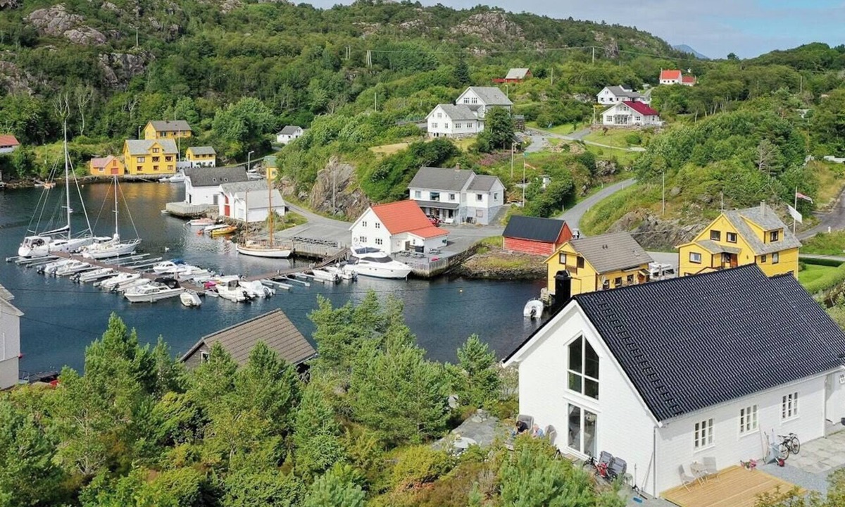Lykling House | Charming cottage at the edge of the sea