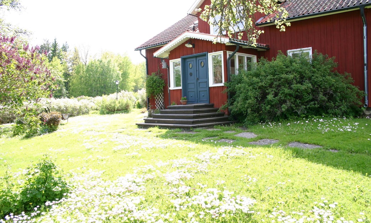 Hallstavik House | Charming cottage near the sea