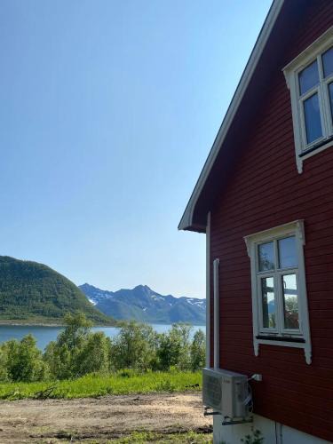 Torsken House | Charming cottage with seaview in Senja
