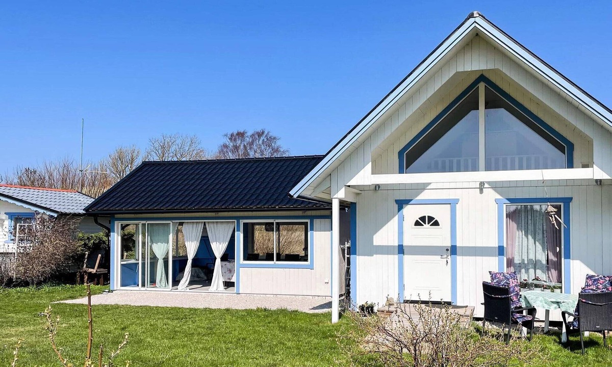 Levide House | Charming Garden Cottage in Levide