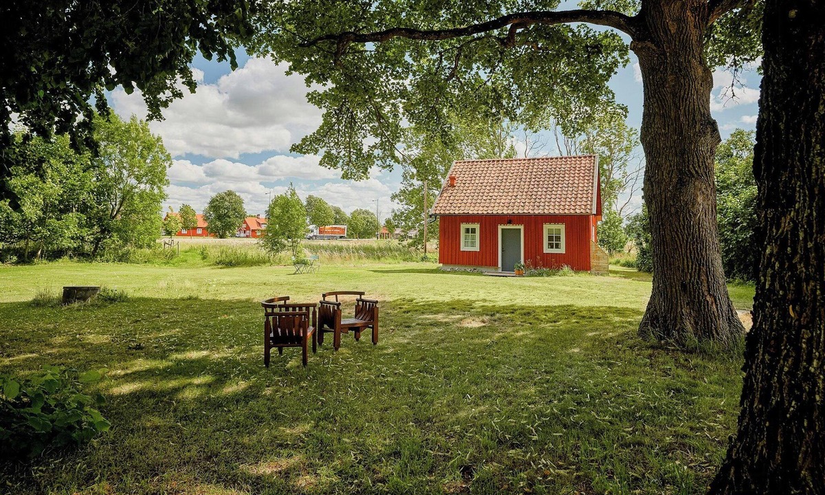 Vadstena House | Charming Hen House with Terrace near Vadstena