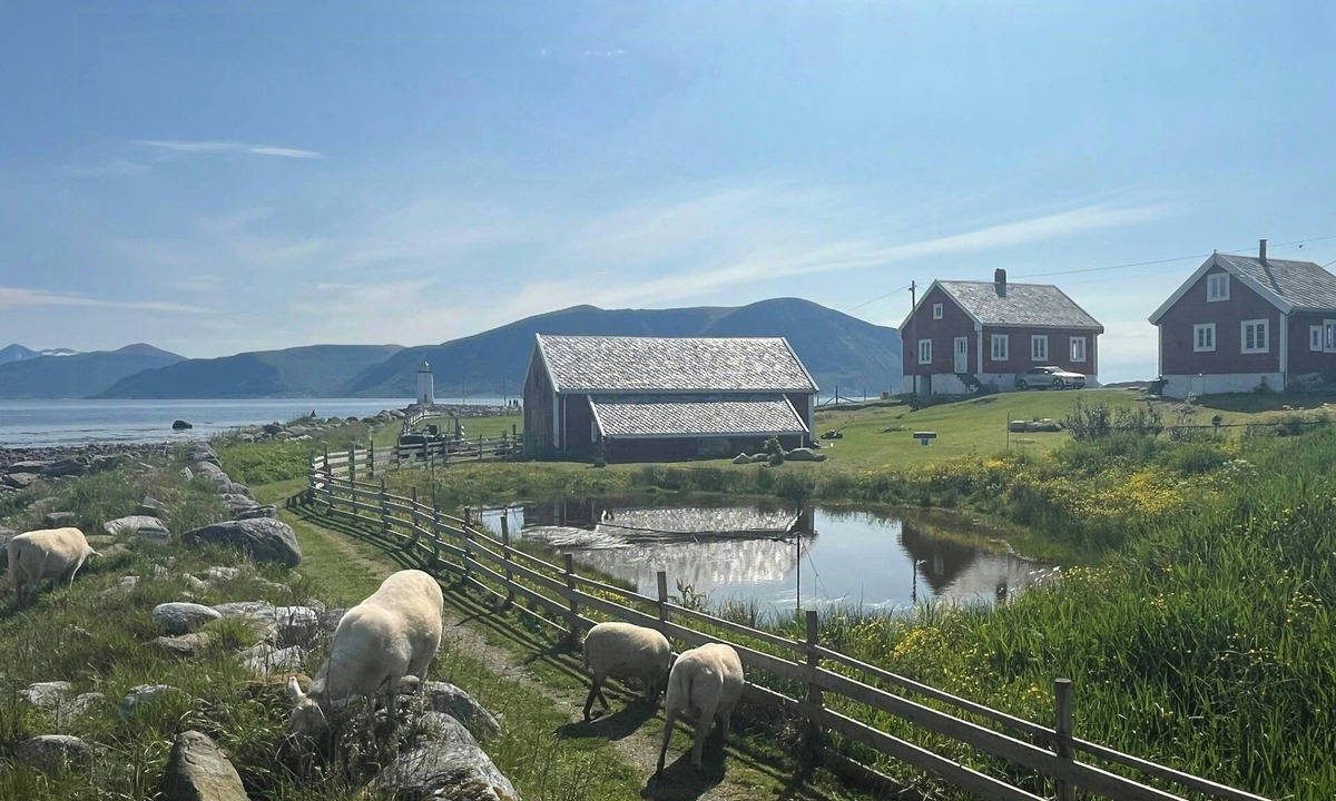 Godøy House | Charming house in an old barn by the lighthouse