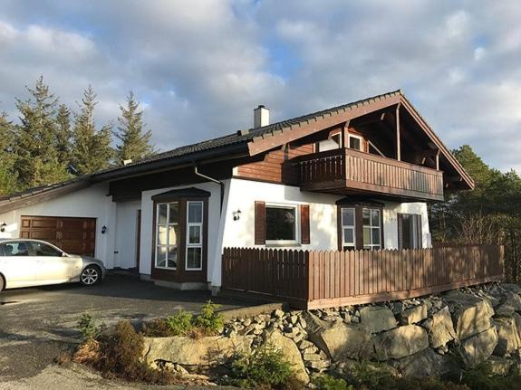 Selbjorn Villa | Charming House in Austevoll with Sea View