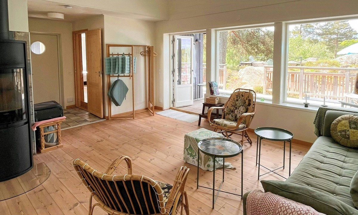 Vaddo House | Charming house on Väddö with views and decks