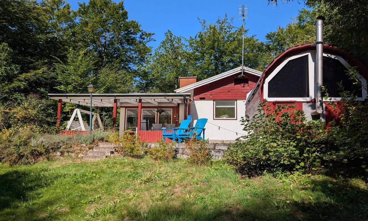 Sosdala House | Charming Lake Cottage with Sauna