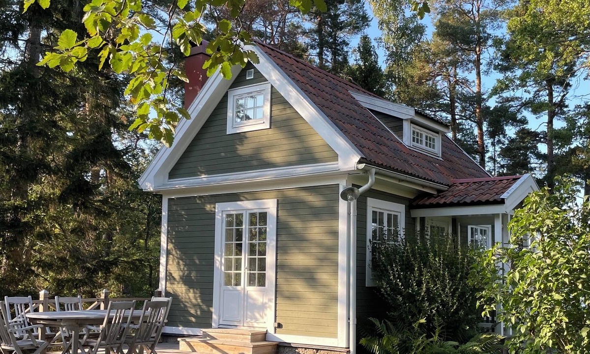 Vaxholm Cottage | Charming lake house with private jetty and amazing seaview