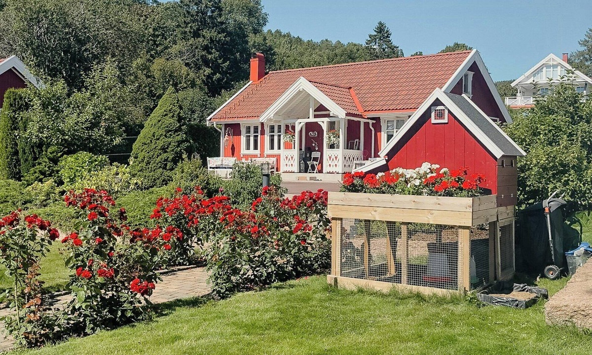 Sande House | Charming red house at Sandvika beach, Sande