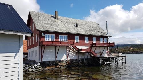 Kvinnherad Apartment | Charming sea house with sauna and private jetty