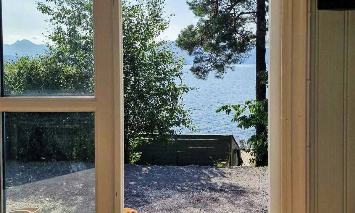 Torjulvagen House | Charming seaside cabin in Tingvoll