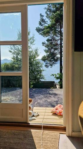 Torjulvagen House | Charming Seaside Cabin In Tingvoll