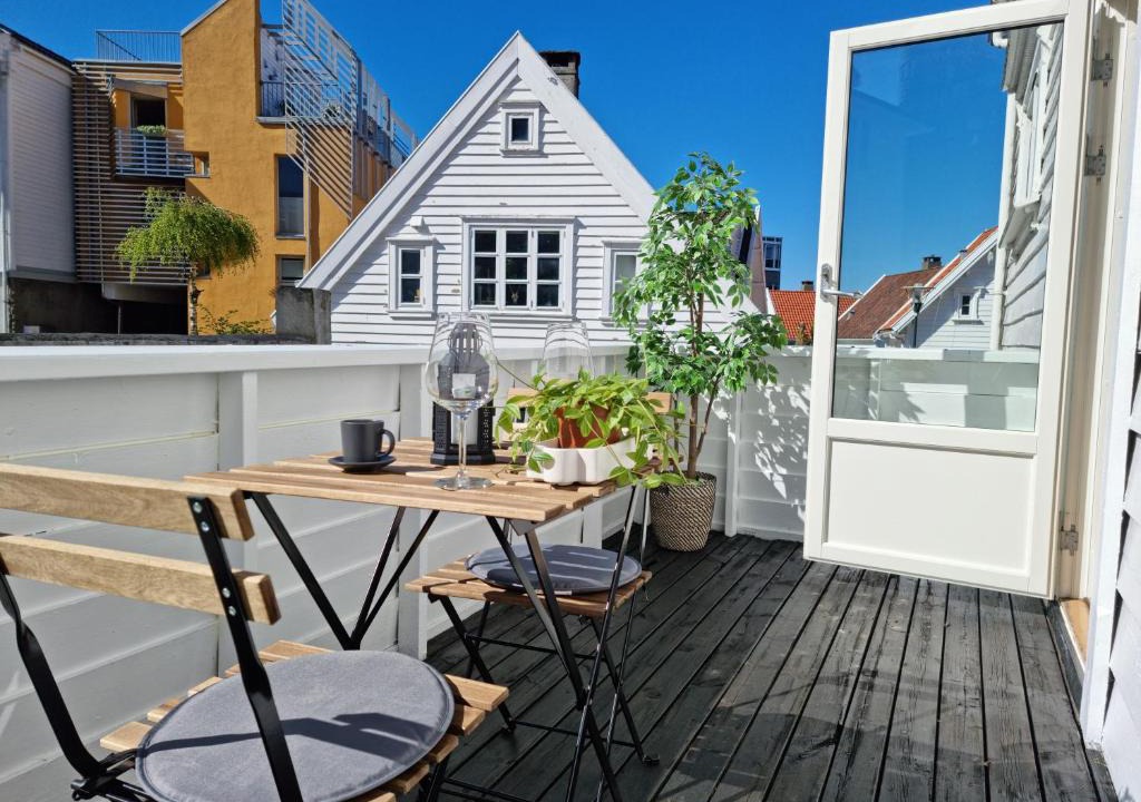 Stavanger Apartment | City Center Hills - Lovely 2-Bedroom w Balcony, Amazing Location