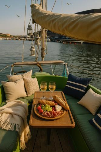 Trosso Boat Rental | City pulse on small, old glamping boat in Karlskrona