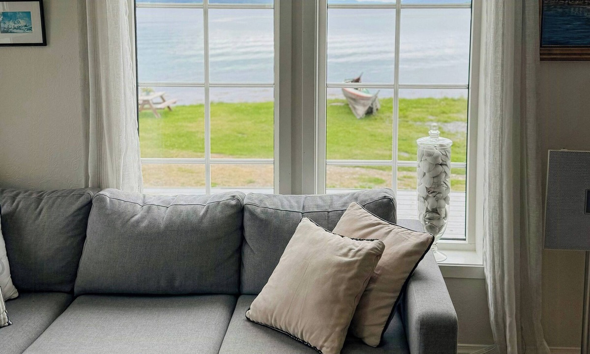 Dyroy Municipality House | Coastal cabin in Kastneshamn
