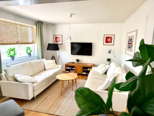Oedsmal Hostel | Comfortable guest rooms with fully equipped kitchen and cosy living room.