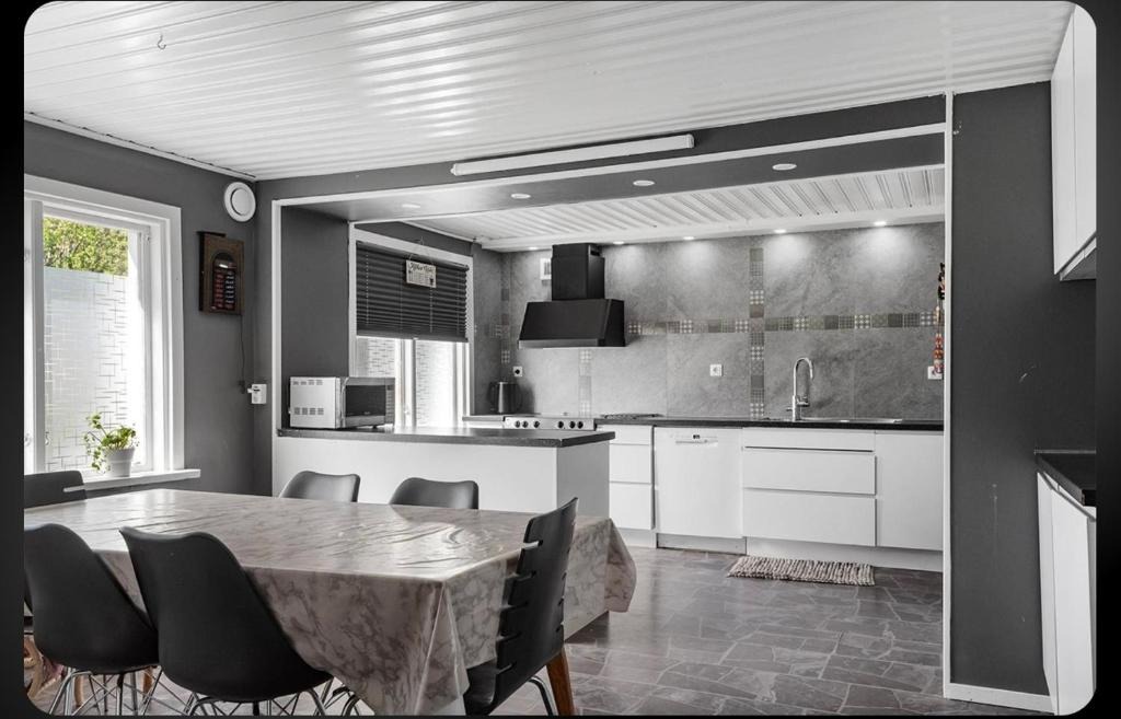 Kallinge House | Comfortable Room with shared amenities in Peaceful Villa