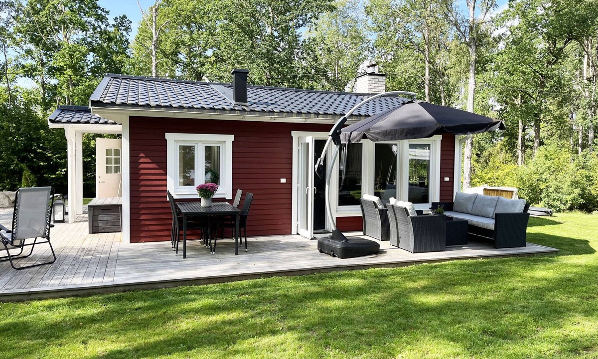 Jarnforsen Ski Chalet | Completely renovated and nice red cottage located next to Lake Flaten outside Virserum I SE05044