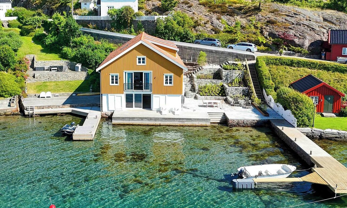 Grimstad House | Converted boathouse with jetty near Grimstad