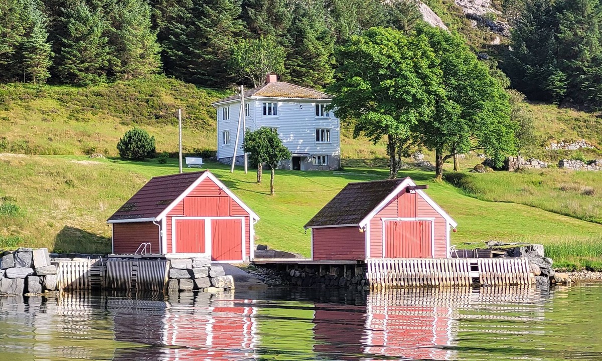 Berle House | Coolcation in Idyllic country home. Beautiful Berle. Fish, boat, swim, hike, Pir