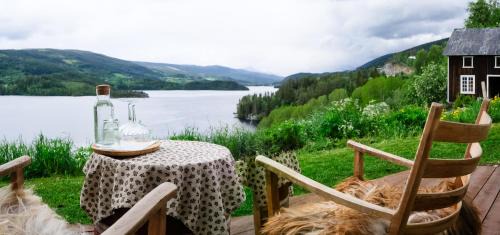 Vestre Slidre House | Cosy basement room, bathtub and sauna with a stunning view