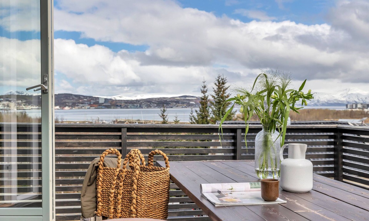 Tromsdalen House | Cosy Family House Near the Arctic Cathedral