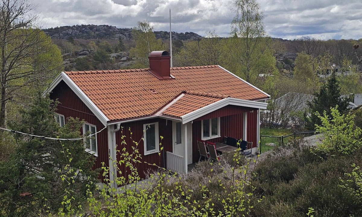 Hjaelteby Ski Chalet | Cottage in beautiful rocky surroundings on Mjörn, only 300m from the sea | SE09115