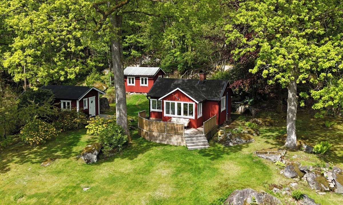 Boras Municipality House | Cottage on a hill overlooking Öresjö