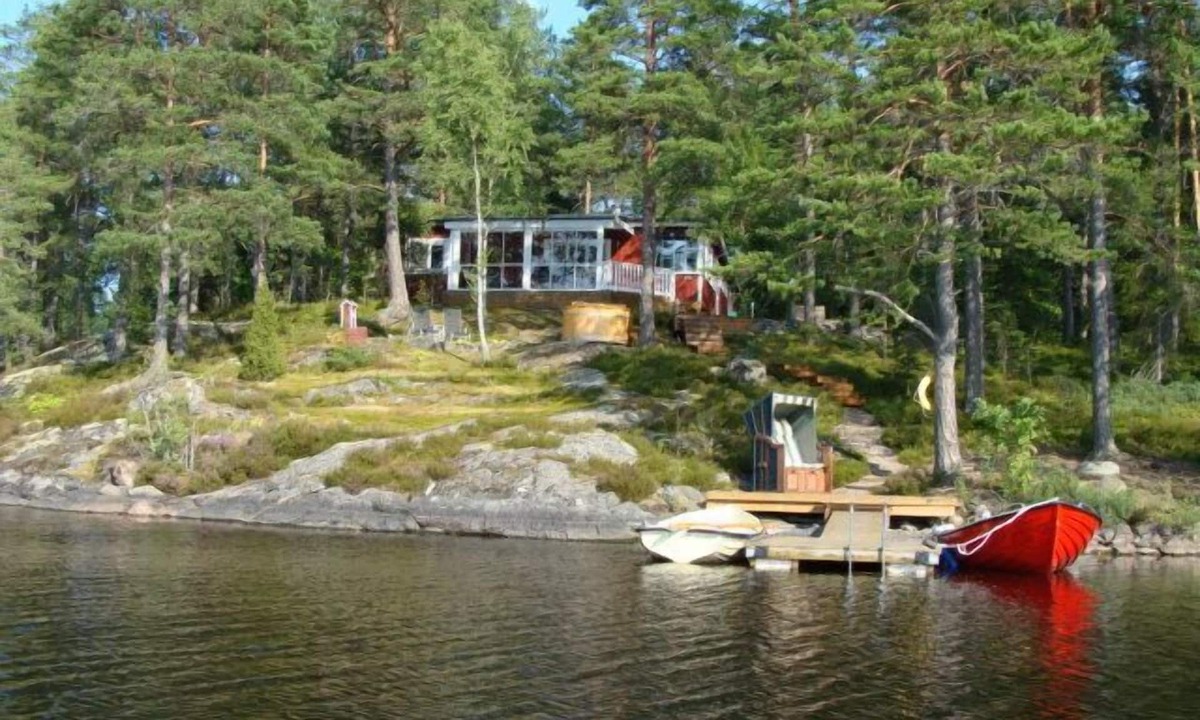 Hultsfred House | Cottage OPPBJÄRKEN, lakeside property, bathing jetty, bathing buoy. Rowing boat, WLAN