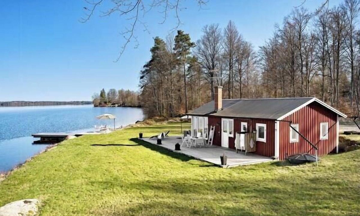 Vaxjo Municipality House | Cottage with beach plot, boat and jetty in Småland