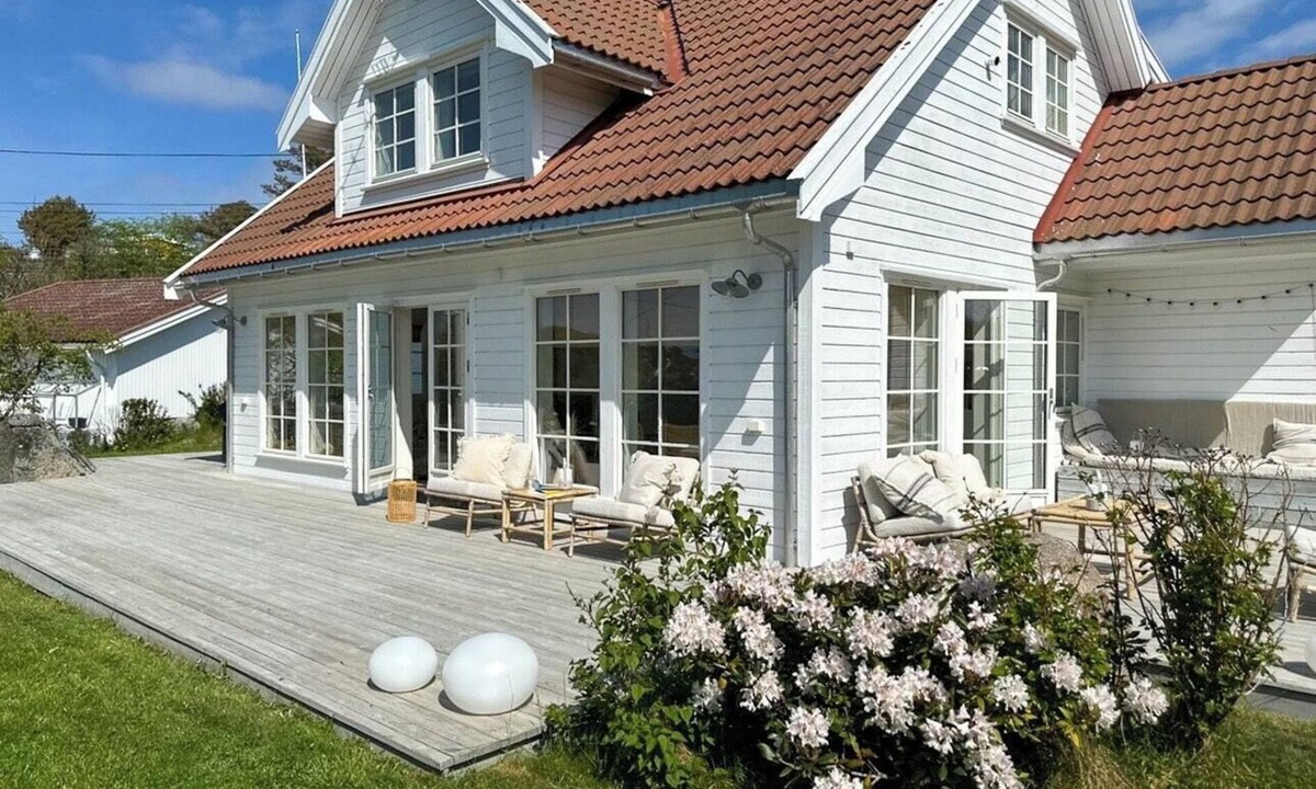 Hvasser House | Cottage with flower garden and veranda on Hvasser