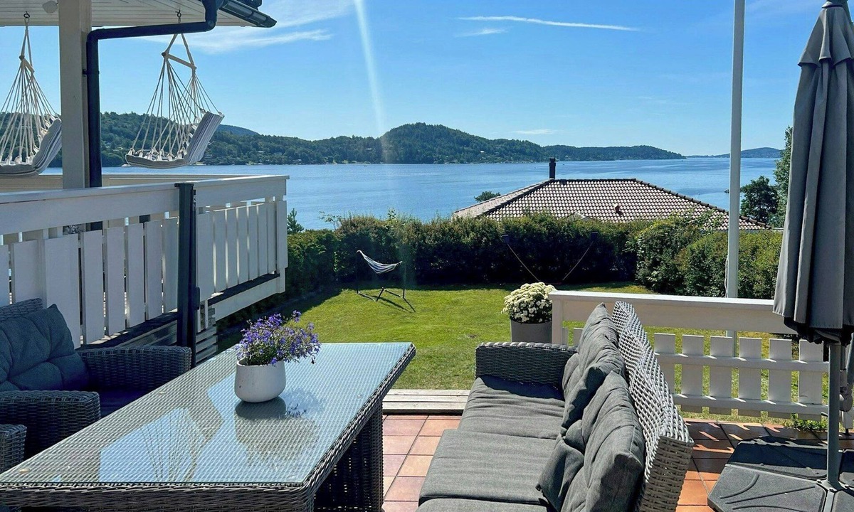 Porsgrunn House | Cottage with private dock by Eidangerfjord