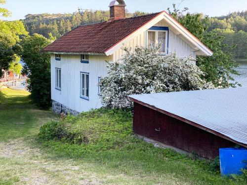 Nosund House | Cottage with Private Shoreline in Boxvik SE09128
