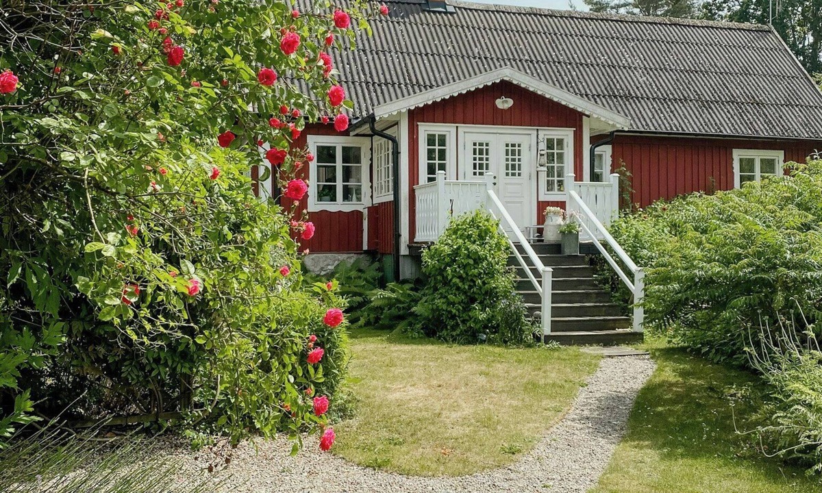 Falkvik House | Country farmhouse from the 1800s at Västra Näs