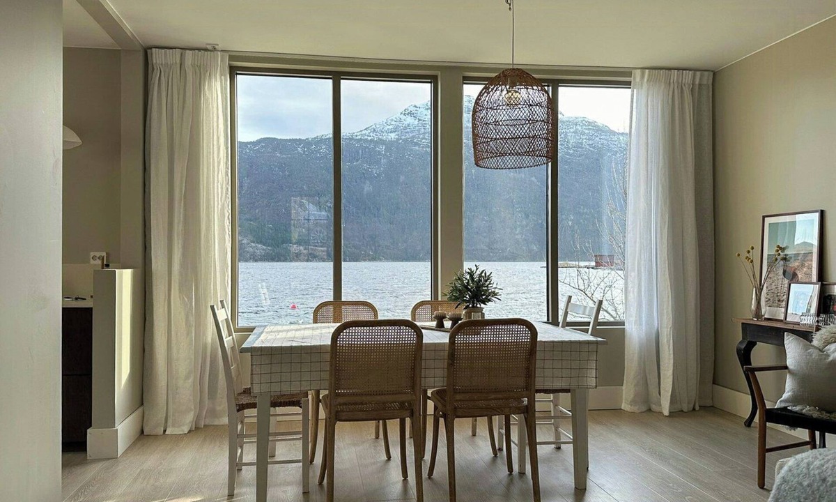 Suldal House | Country home with beach and dock in Erfjord