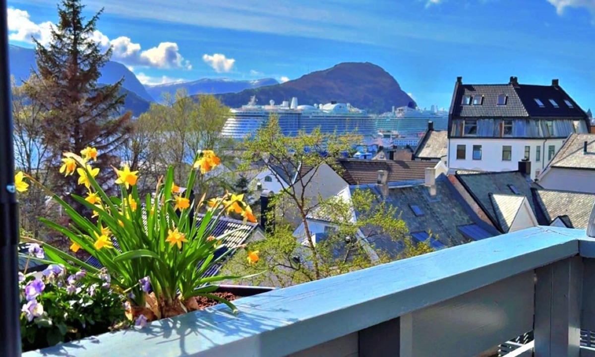 Alesund Condo | Cozy 1-bedroom condo in gorgeous Ålesund with balcony and seaview