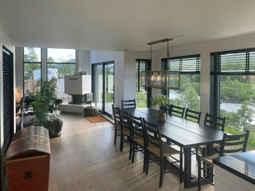 Hovden House | Cozy Architect-Designed Cabin With River View