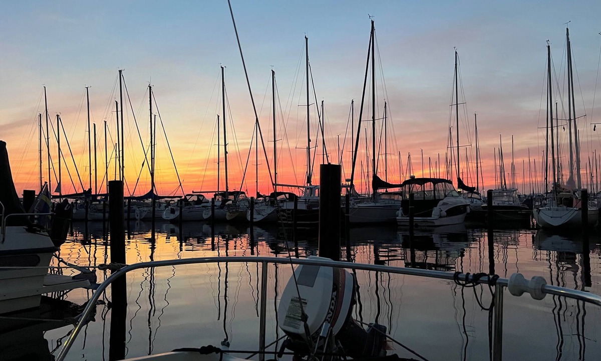 Raa Boat Rental | Cozy Boat Stay in Råå Marina - Unique Accommodation by the Sea