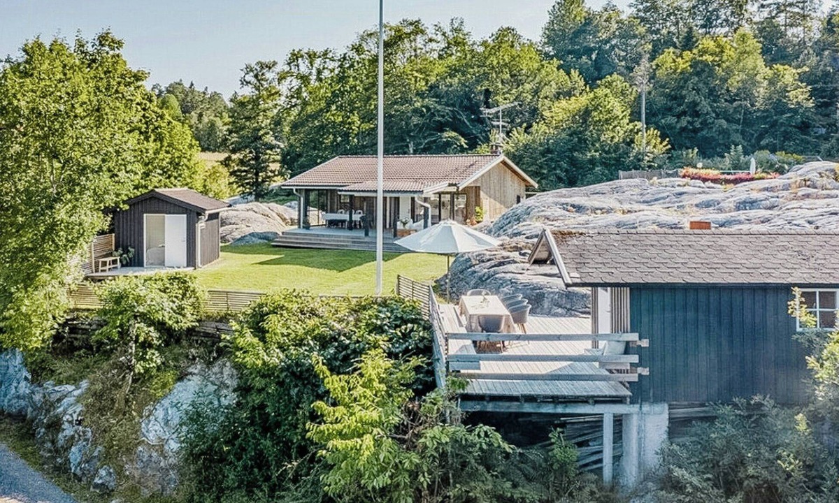 Uddevalla Municipality House | Cozy cabin with fjord view and fireplace