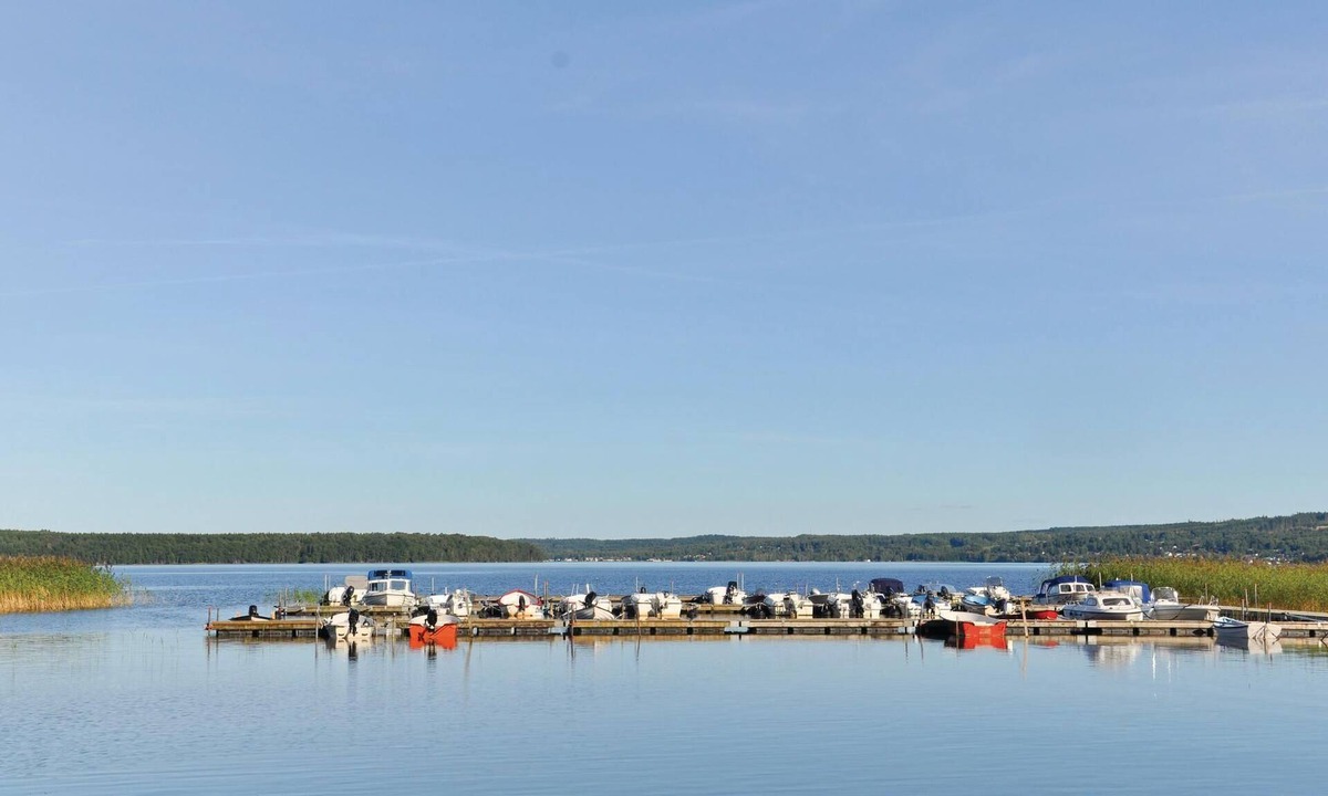 Tibro House | Cozy cottage in established cottage area only 200 m from beautiful swimming and fishing lake Örlen.