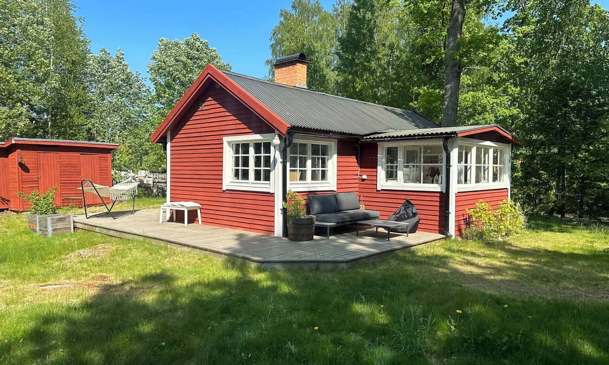 Kvicksund House | Cozy cottage with terrace, garden & nature