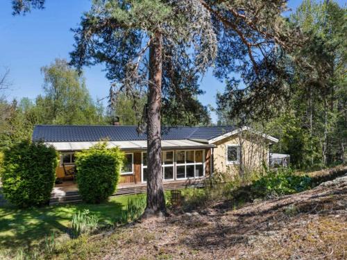 Bergshamra House | Cozy Forest Hideaway with Hot Tub